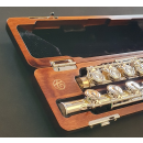 TOMASI Querflöte versilbert mit Vollsilberkopfstück und Grenadill -Mundlochplatte, Ringklappen, E-Mechanik. H-Fuß